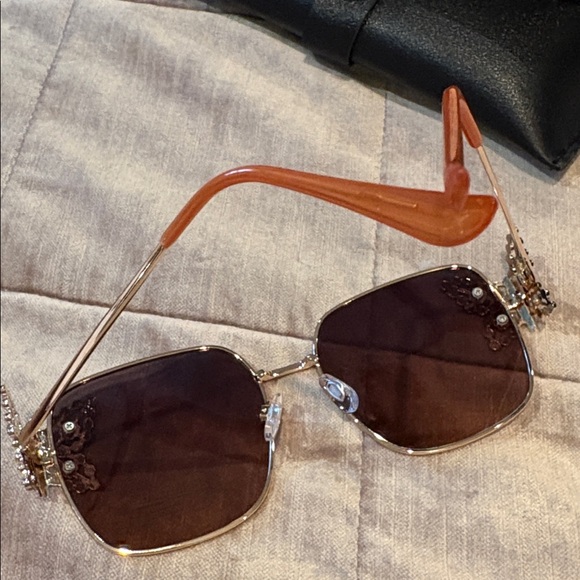 Elegant Gold Polarized Sunglasses Butterflies Crystal Accents New with case - Picture 8 of 10